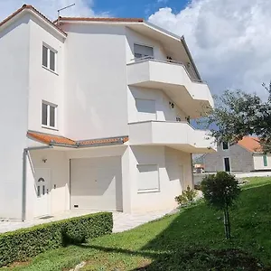 https://gojini-dvori.splithotels.org